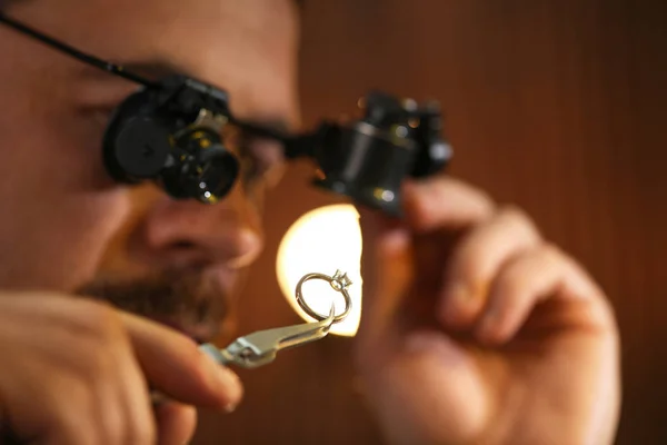 Juwelier Arbeitet Mit Ring Auf Verschwommenem Hintergrund Nahaufnahme — Stockfoto