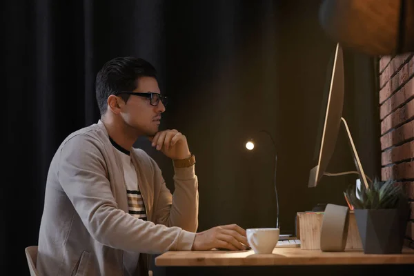 Periodista Trabajando Con Computadora Moderna Oficina — Foto de Stock