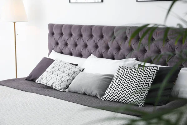 部屋のモダンなベッドの上の柔らかい枕 — ストック写真
