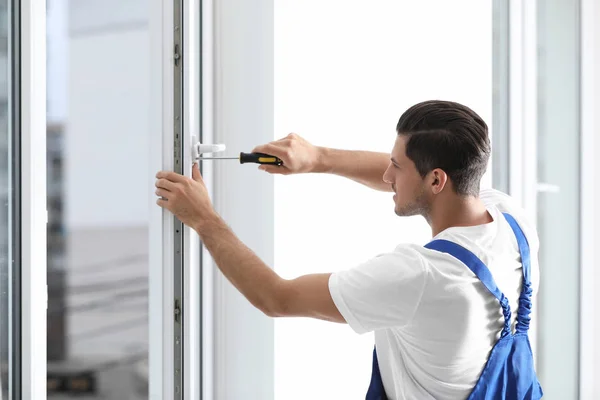 Bauarbeiter Repariert Kunststofffenster Mit Schraubenzieher — Stockfoto
