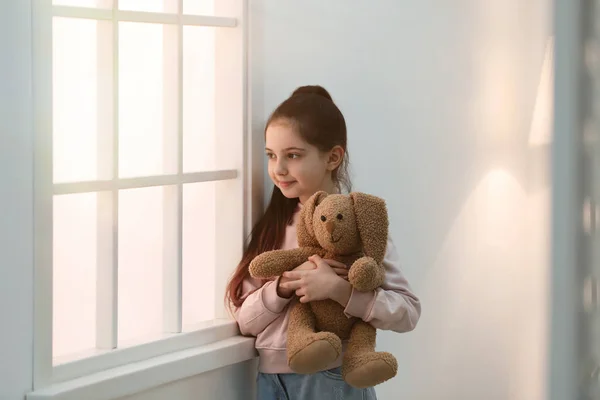 Nettes Kleines Mädchen Mit Spielzeug Fenster Hause — Stockfoto