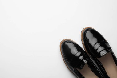 Bir çift şık kadın ayakkabısı, beyaz, üst manzara