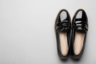 Açık gri arka planda bir çift şık bayan ayakkabısı..