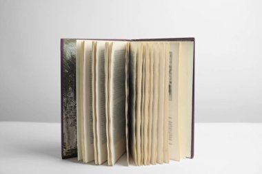 Beyaz arkaplan üzerine eski bir cilt kitabı aç