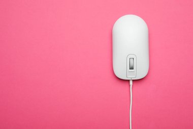 Pembe arka planda kablolu bilgisayar faresi, üst görüntü. Metin için boşluk