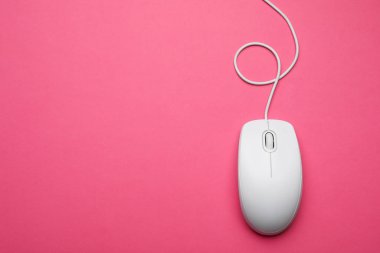 Pembe arka planda kablolu bilgisayar faresi, üst görüntü. Metin için boşluk