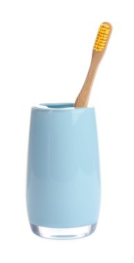 Tutucudaki Bambu diş fırçası beyaza izole edilmiş.