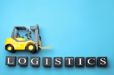 Oyuncak forklift ve lig üzerine kelime lojistiği ile düz konum