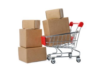 Alışveriş arabası ve kutular beyaza izole edilmiş. Lojistik ve toptan