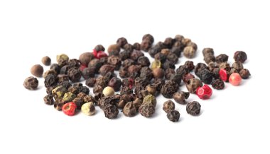 Beyaz üzerine izole edilmiş farklı biber tanelerinin karışımı