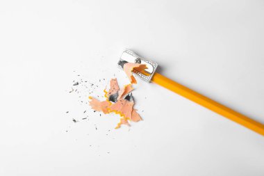 Grafit kalem, talaş ve keskinleştirici beyaz arka plan, üst görünüm