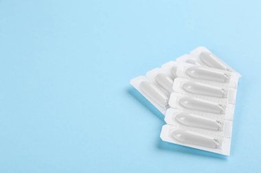 Açık mavi arka planda fitiller. Hemoroit tedavisi