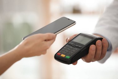 Müşteri, akıllı telefondan ulaşılamayan ödemeler için terminal kullanıyor 