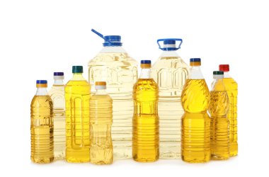 Farklı şişelerde pişen yağ beyaza izole edilmiş.