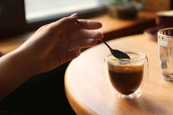 Wanita Dengan Kopi Aromatik Meja Kafe Closeup — Stok Foto