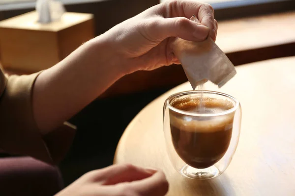 Wanita Menambahkan Gula Kopi Aromatik Meja Kafe Closeup — Stok Foto
