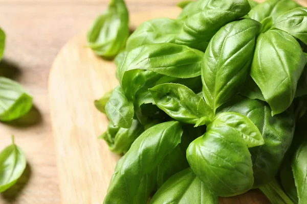 Foglie Basilico Fresche Tavola Legno Primo Piano — Foto Stock