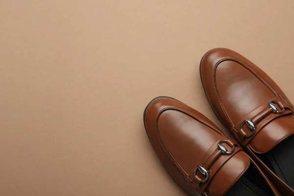 Пара стильных мужских туфель на коричневом фоне, вид сверху. Космос — стоковое фото