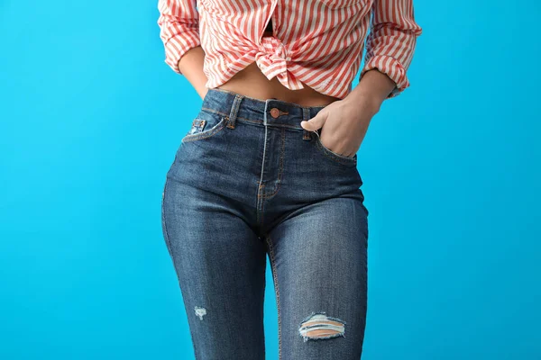 Mulher vestindo jeans no fundo azul, close-up — Fotografia de Stock