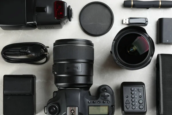 Composição Leigos Planos Com Equipamento Para Fotógrafo Profissional Mesa Mármore — Fotografia de Stock