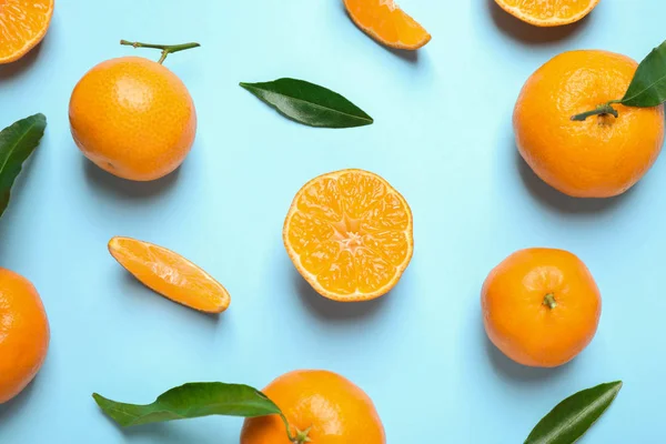 Composition Plat Avec Des Mandarines Fraîches Mûres Des Feuilles Sur — Photo