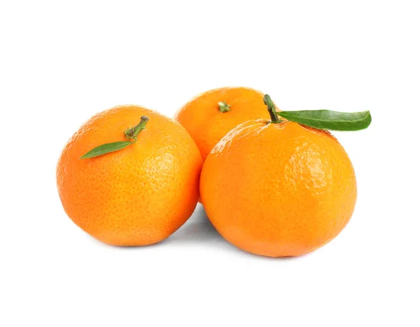 Verse rijpe sappige mandarijnen geïsoleerd op wit — Stockfoto