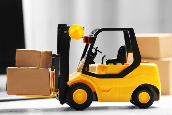 Toy Forklift Dengan Kotak Dekat Laptop Atas Meja Logistik Dan — Stok Foto