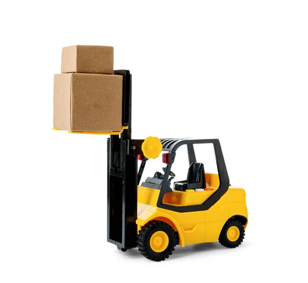Hračkový vysokozdvižný vozík s krabicemi izolovanými na bílém. Logistika a celistvost — Stock fotografie