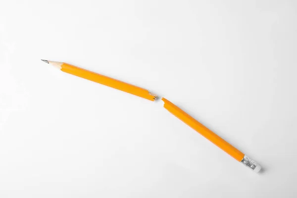 Złamany Grafitowy Ołówek Gumką Białym Tle — Zdjęcie stockowe