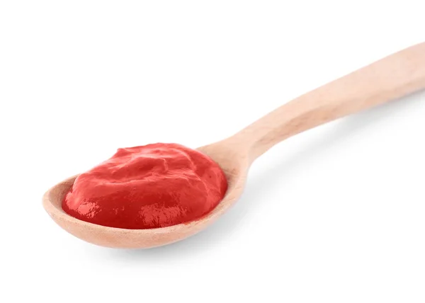 Sabrosa salsa de tomate en cuchara aislada sobre blanco — Foto de Stock