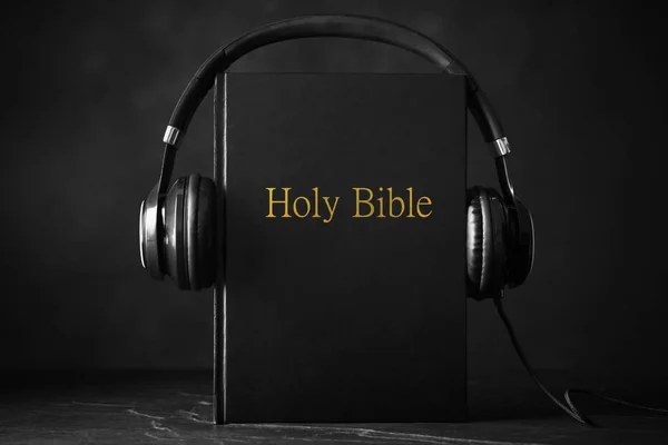 Bibeln Och Hörlurar Svart Bakgrund Religiös Ljudbok — Stockfoto