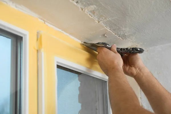 Homem Reboco Área Janela Com Faca Vidraceiro Dentro Casa Close — Fotografia de Stock