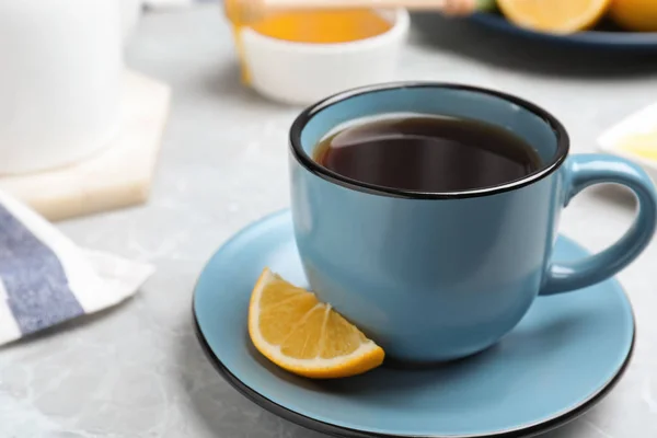Köstlicher Tee Mit Zitrone Auf Marmortisch — Stockfoto