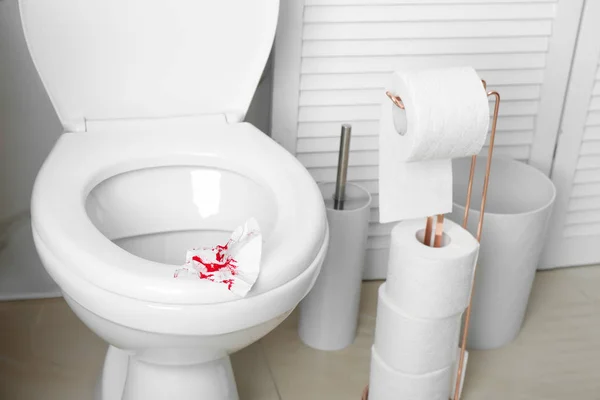 Folha Papel Com Sangue Assento Vaso Sanitário Banheiro — Fotografia de Stock