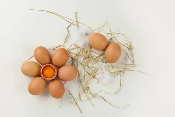 Ayam Mentah Telur Dan Jerami Dekoratif Atas Meja Putih Berbaring — Stok Foto