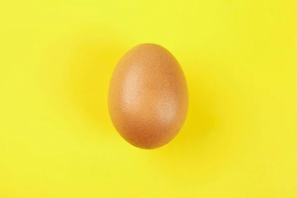 Telur Ayam Mentah Pada Latar Belakang Kuning Tampilan Atas — Stok Foto