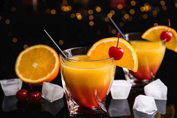 Frischer Tequila Sunrise Cocktail Auf Schwarzem Tisch — Stockfoto