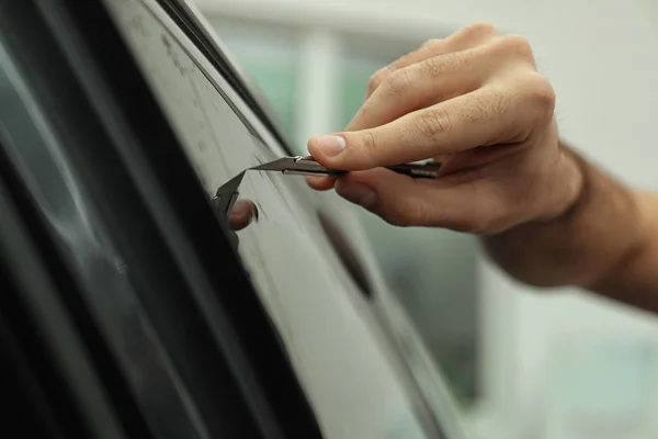 Werknemer Getint Autoraam Met Folie Werkplaats Close — Stockfoto