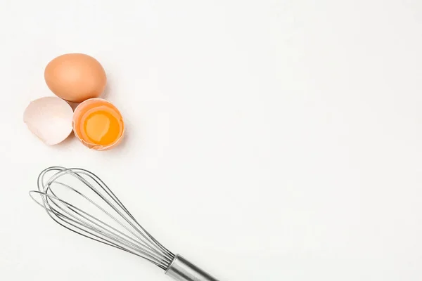 Ωμά Αυγά Και Σύρμα Λευκό Τραπέζι Πάνω Όψη Χώρο Για — Φωτογραφία Αρχείου