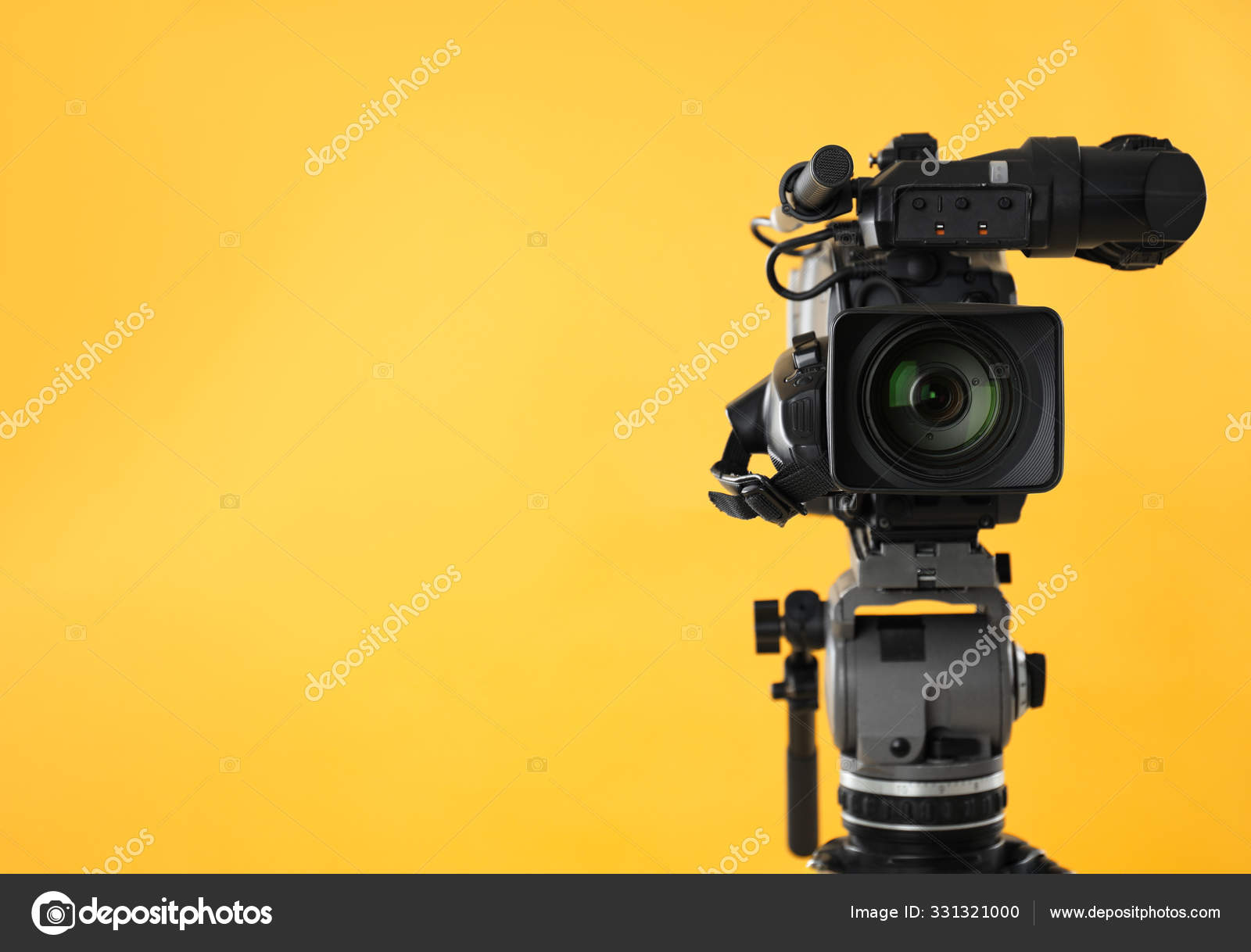 Máy quay phim chuyên nghiệp trên nền vàng mang đến cho bạn chất lượng hình ảnh hoàn hảo, với màu sắc đẹp như trong mơ. Hãy đón xem những khoảnh khắc đáng nhớ được ghi lại bằng chiếc máy quay phim chuyên nghiệp này.
