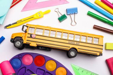 Beyaz sırtlı sarı okul otobüsü modeli ile düz kompozisyon