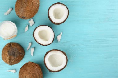 Açık mavi ahşap masa üzerinde organik hindistan cevizi yağı ile düz bileşim, yazı için boşluk. Sağlıklı yemek.