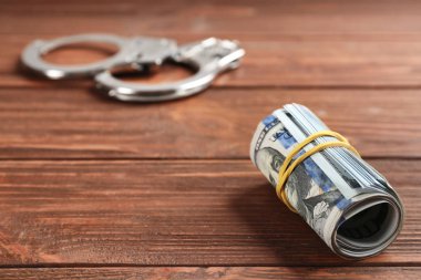 Tahta masadaki dolar banknotları, yakın plan. Rüşvet kavramı