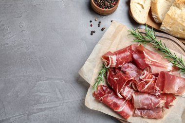 Lezzetli prosciutto gri masada, düz yerde. Metin için boşluk
