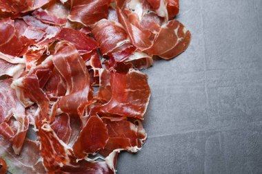 Lezzetli prosciutto gri masada, düz yerde. Metin için boşluk