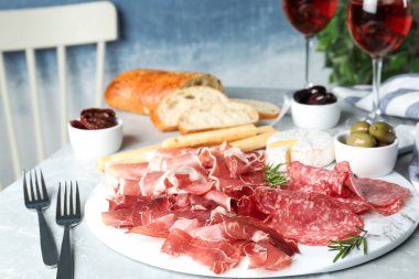 Açık gri mermer masada servis edilen lezzetli jambon.