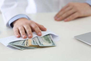 Klinikte rüşvet alan bir doktor, yakın plan. Bozuk ilaç.