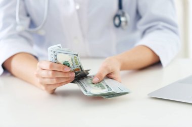 Klinikte rüşvet alan bir doktor, yakın plan. Bozuk ilaç.