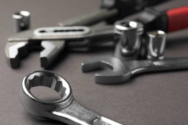 Gri arkaplanda oto tamircisinin araçları, yakın plan