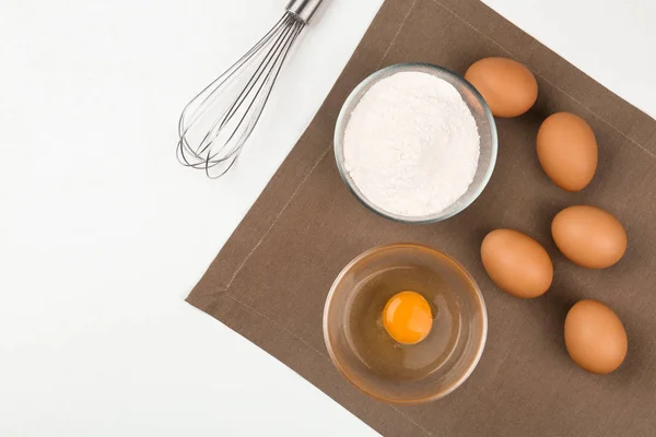 Ponga Composición Plana Con Huevos Crudos Otros Ingredientes Mesa Blanca — Foto de Stock